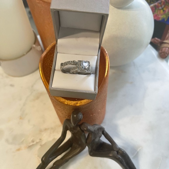 *NEW* WHITE GOLD PLATED SIMULATED DIAMONDS RING - Picture 4 of 4